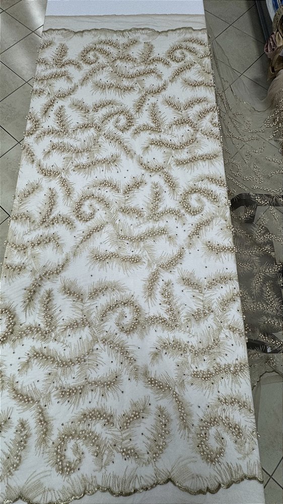 Tule bordado com pedrarias dourado,largura 130 cm composição 100% Poliéster.
