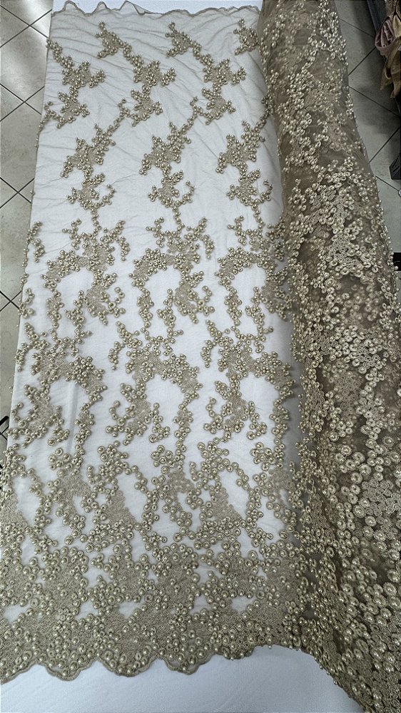 Tule bordado com pérolas dourado,largura 130 cm composição 100% Poliéster.