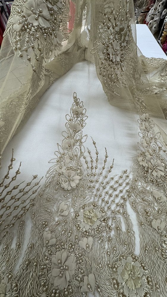 Tule bordado 3d com pérolas dourado,largura 130 cm composição 100% Poliamida.