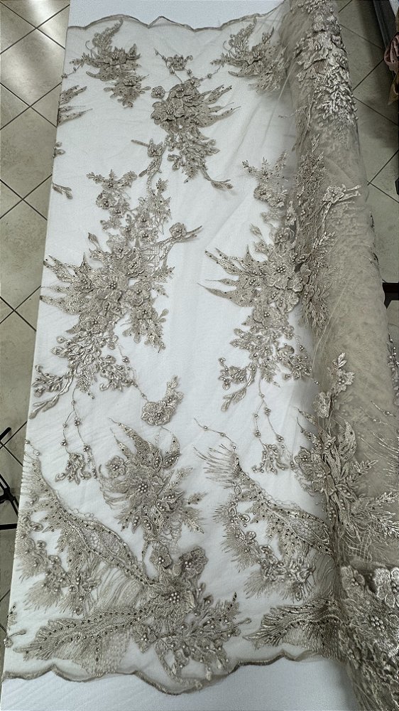 Tule bordado 3d com pedrarias nude,largura 130 cm composição 100% Poliéster.