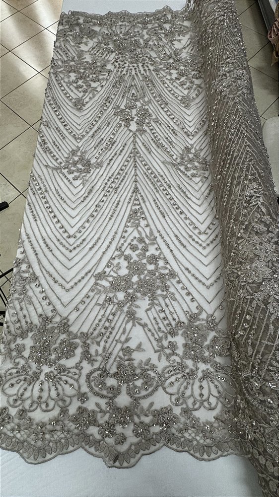 Tule bordado com pedrarias nude,largura 130 cm composição 100% Poliéster.