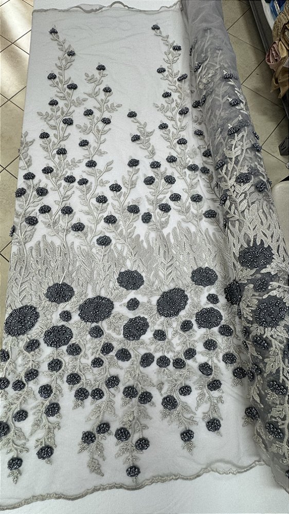 Tule bordado com prata com chumbo,largura 130 cm composição 100% Poliamida.