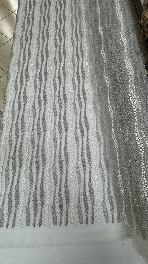 Tule bordado com pedrarias prata off e nude,largura 130 cm composição 100% Poliamida.