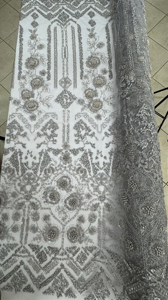 Tule bordado 3d com pedrarias prata,largura 130 cm composição 100% Poliamida.