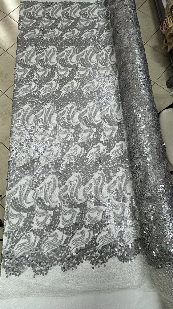 Tela Bordada com paetês,prata largura 130 cm composição 100% Poliéster.
