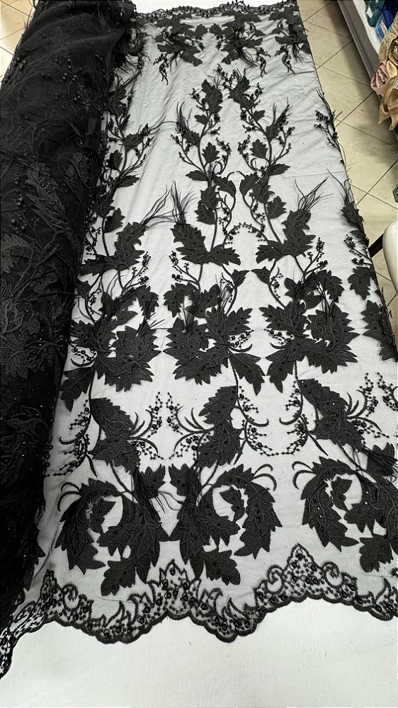 Tule Bordado 3d  com plumas e Pedrarias,preto largura 130 cm composição 100% Poliéster.