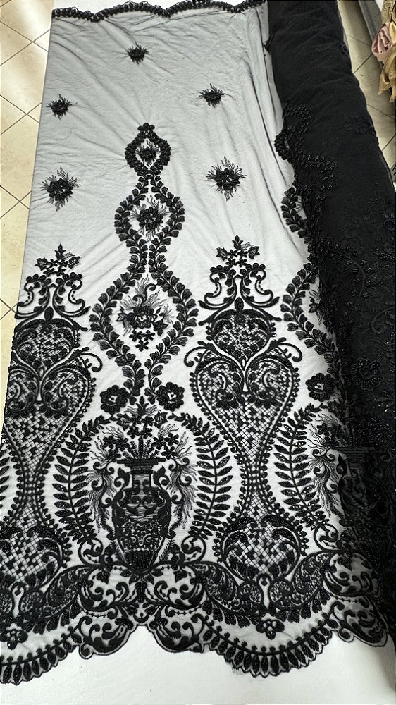 Tule Bordado com Pedrarias,preto largura 130 cm composição 100% Poliamiada.