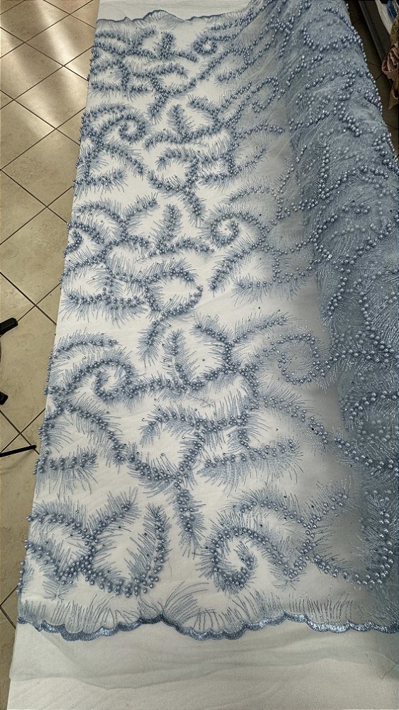 Tule Bordado com pedrarias,azul serenity largura 130 cm composição 100% Poliéster.