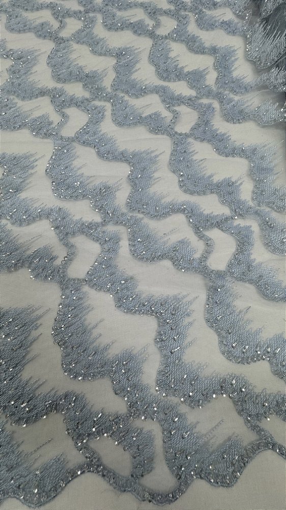 Tule bordado com pedrarias,azul serenity largura 130 cm composição 100% Poliéster.