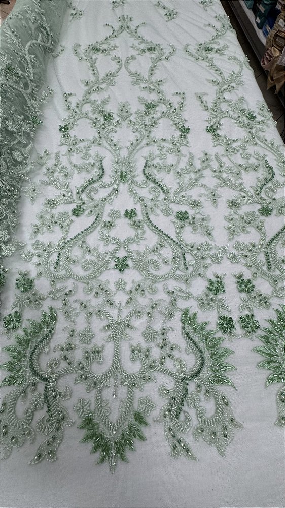 Tule bordado com pedrarias,verde 130 cm composição 100% Poliamida.