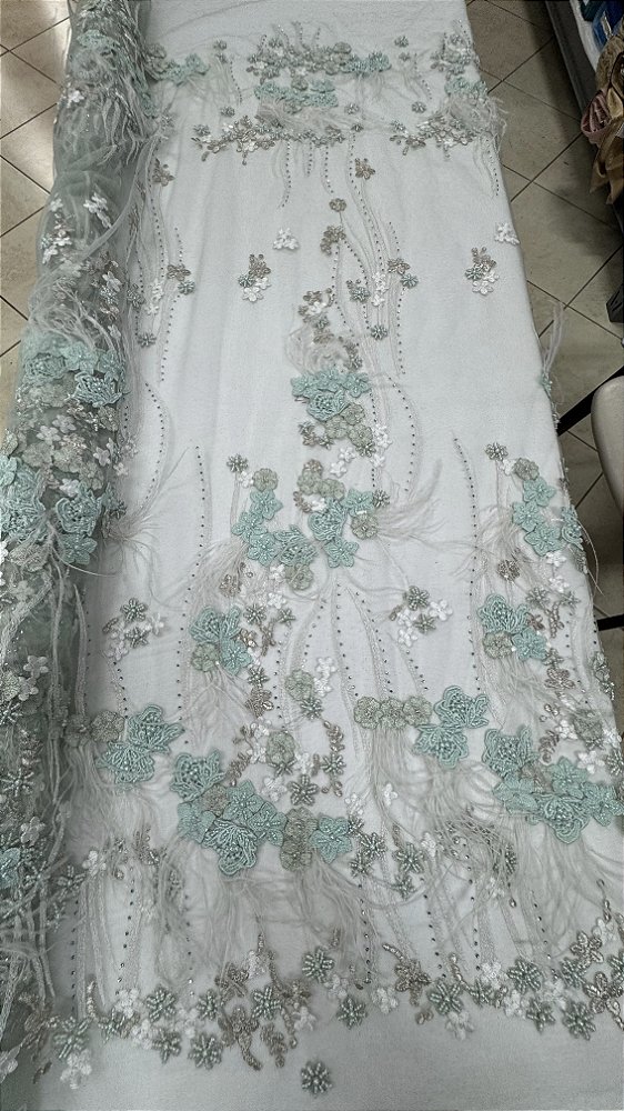 Tule bordado 3d com plumas e pedrarias,verde 130 cm composição 100% Poliamida.