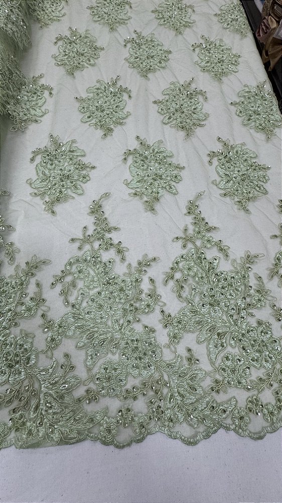 Tule bordado com  pedrarias,verde 130 cm composição 100% Poliamida.