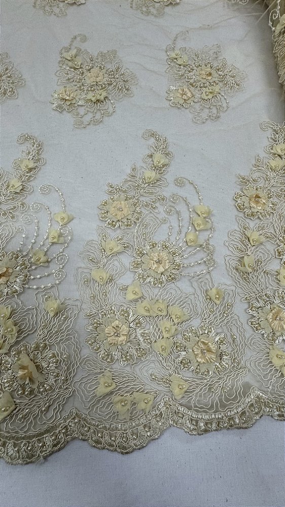 Tule bordado 3D com  pedrarias,dourado 130 cm composição 100% Poliamida.