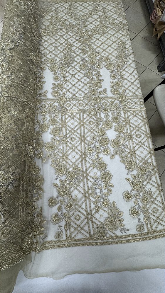 Tule bordado com pedrarias,dourado 130 cm composição 100% Poliamida.