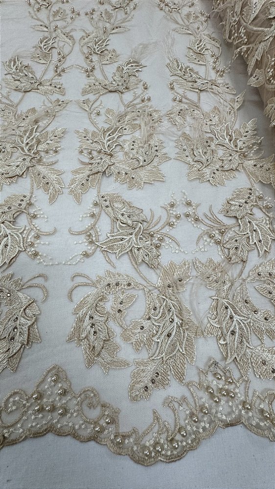 Tule bordado 3d com plumas e pedrarias,Nude 130 cm composição 100% Poliamida.