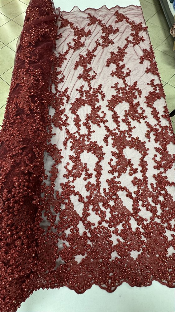 Tule bordado com pérolas,vermelho 130 cm composição 100% Poliamida.