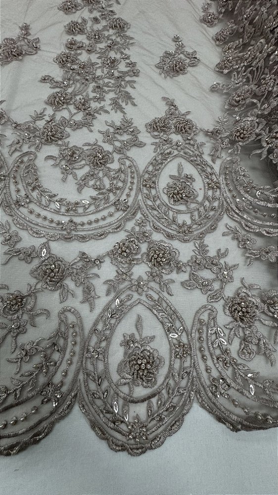 Tule bordado 3d barrado com pedrarias,nude 130 cm composição 100% Poliamida.