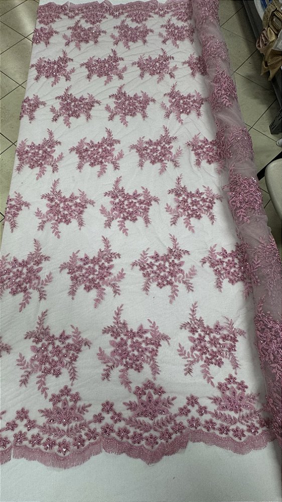 Tule bordado com pedrarias,rosa chiclete 130 cm composição 100% Poliamida.