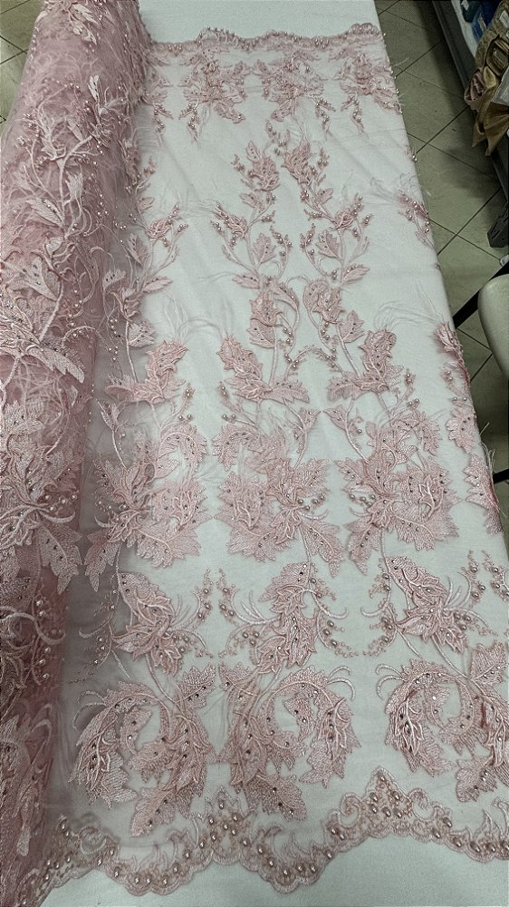 Tule bordado 3d com plumas e  pedrarias,Rosa Bebê 130 cm composição 100% Poliamida.