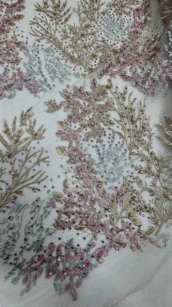 Tule bordado com pedrarias,Dourado,rosa e azul 130 cm composição 100% Poliamida.