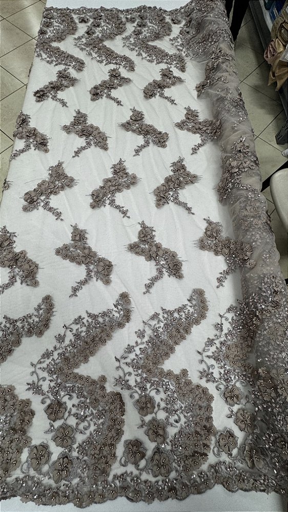 Tule bordado 3d com pedrarias,nude  130 cm composição 100% Poliamida.
