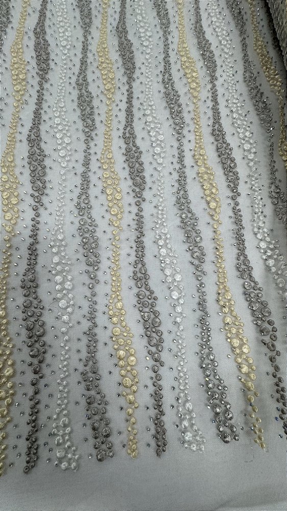 Tule bordado com pedrarias,cinza,off e creme  130 cm composição 100% Poliamida.