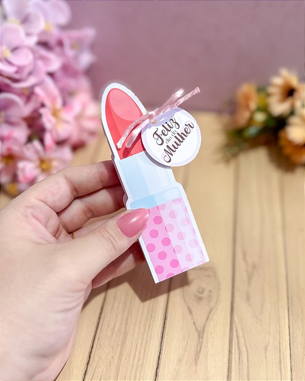 Card com batom de chocolate Dia das Mulheres