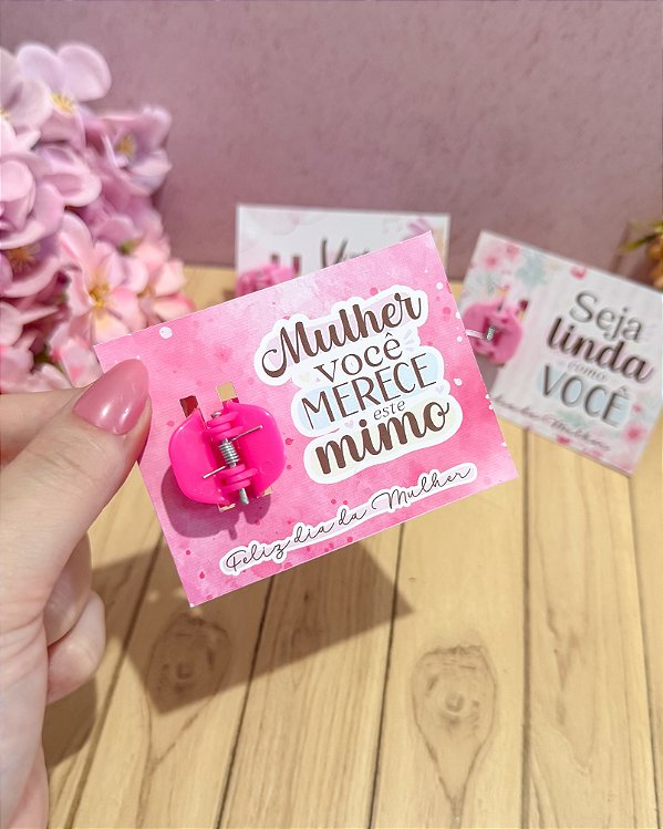 Card com prendedor de cabelo Dia das Mulheres