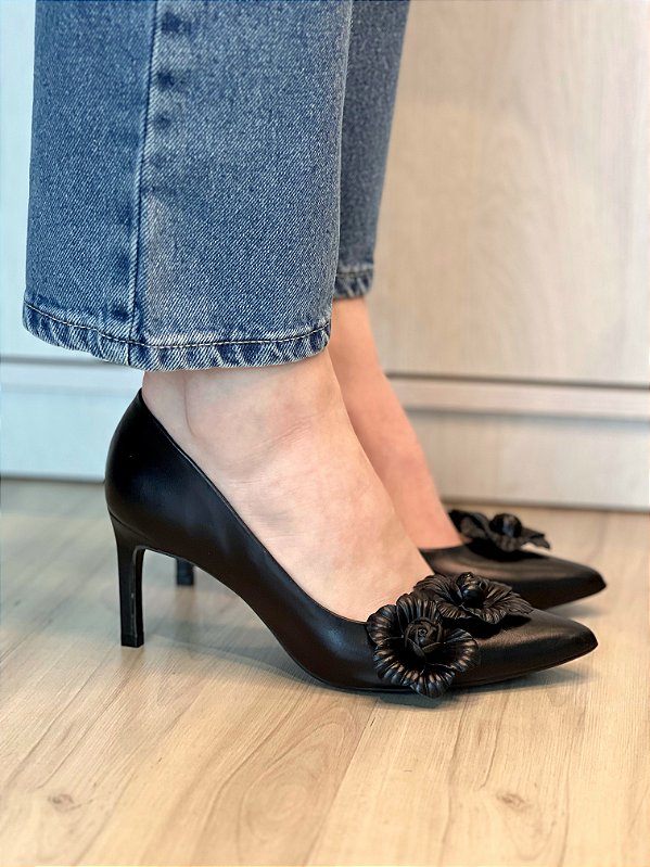 Scarpin Carine | Couro preto e flores