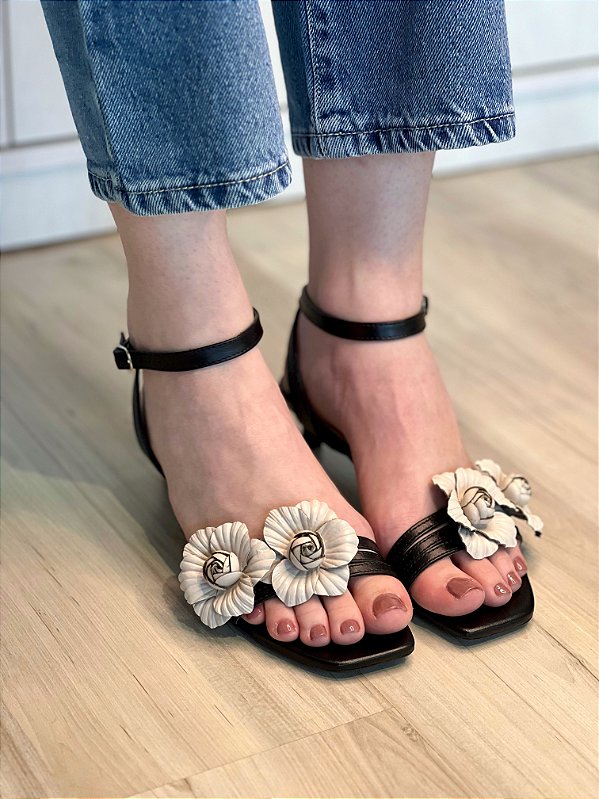Sandália Kiara | Couro preto e flores