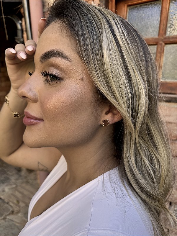 Brinco trevo marrom • folheado a ouro