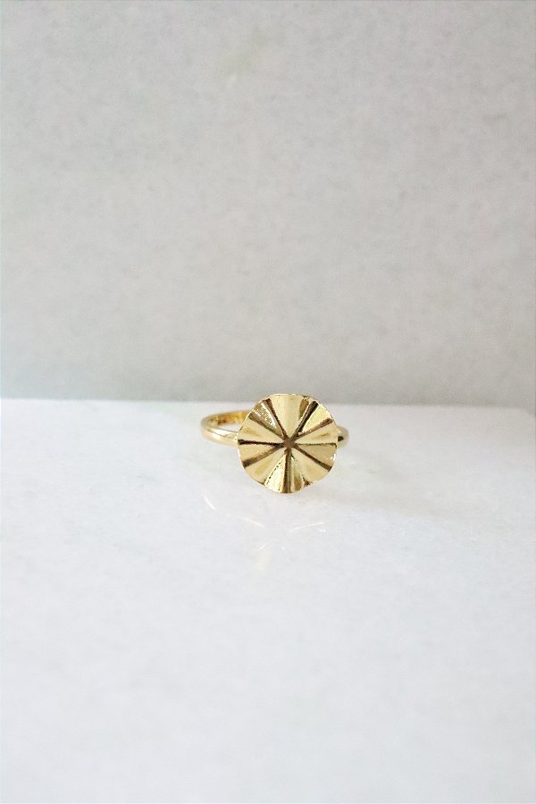 Anel redondo martelado • folheado a ouro
