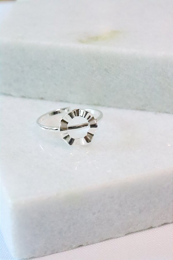 Anel redondo vaz. martelado • folheado a prata