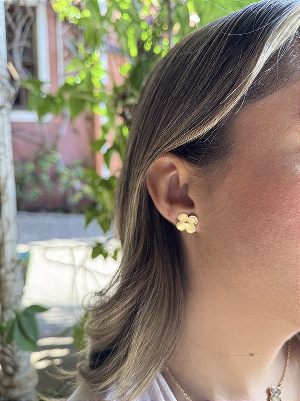 Brinco trevo liso • folheado a ouro