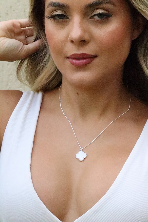 Colar branco esmaltado • folheado a prata