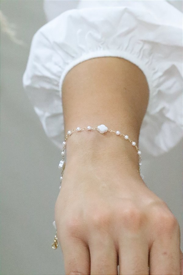 Pulseira pérola trevo branco • folheado a ouro