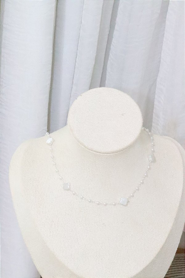 Choker trevo pérola branco • folheado a prata