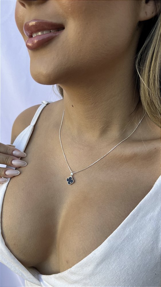 Colar trevo preto • folheado a prata