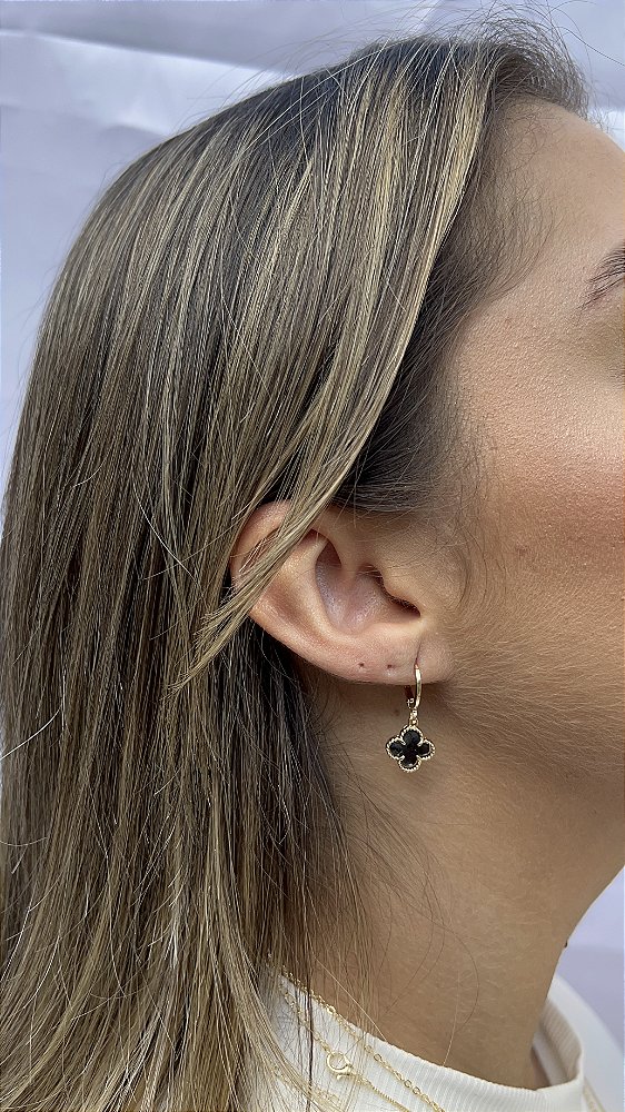 Argola trevo preto • folheado a ouro