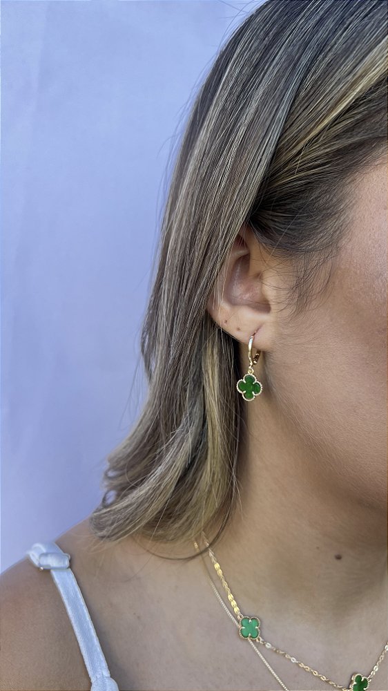Argola trevo verde • folheado a ouro