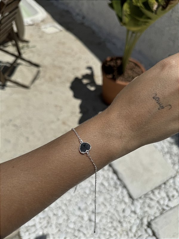 Pulseira coração preto • folheado a prata
