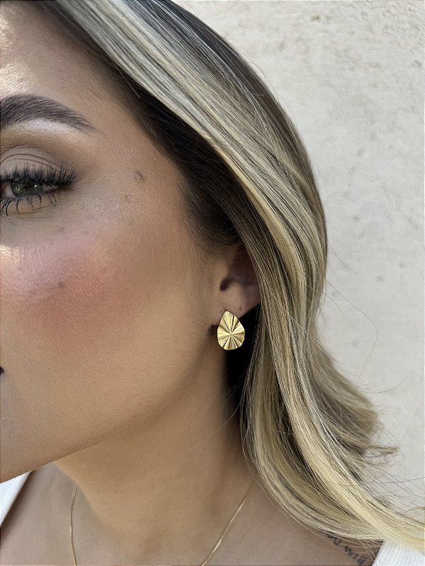 Brinco gota martelada lapidada • folheado a ouro