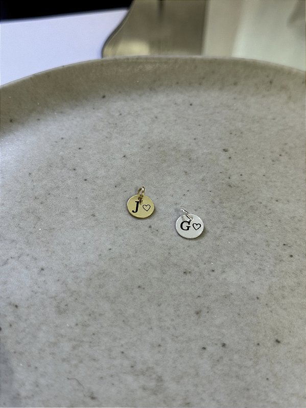Pingente medalhinha personalizado • 5mm letra e coração