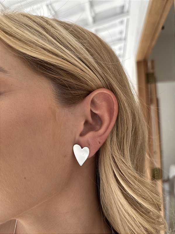 Brinco coração charme G • folheado a prata
