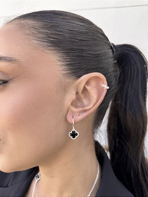 Argola trevo preto chaton • folheado a prata