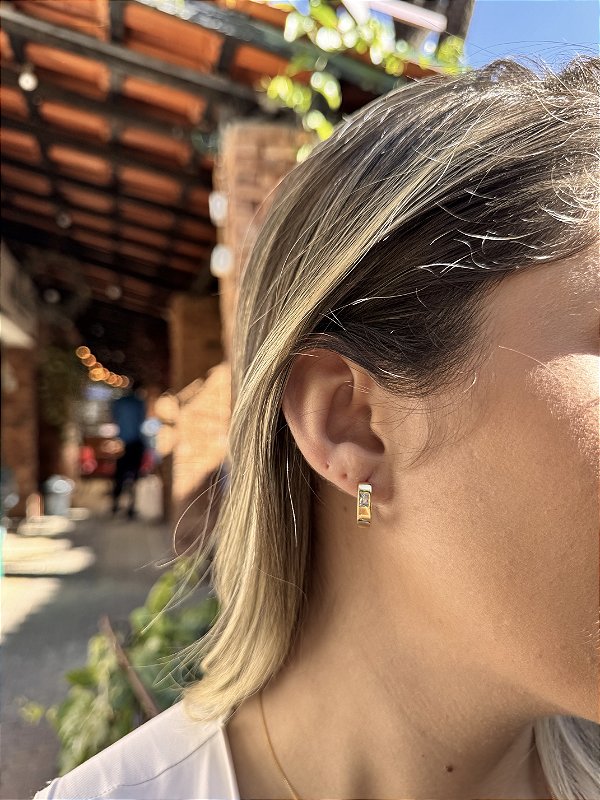 Argola brilho baguete • folheado a ouro