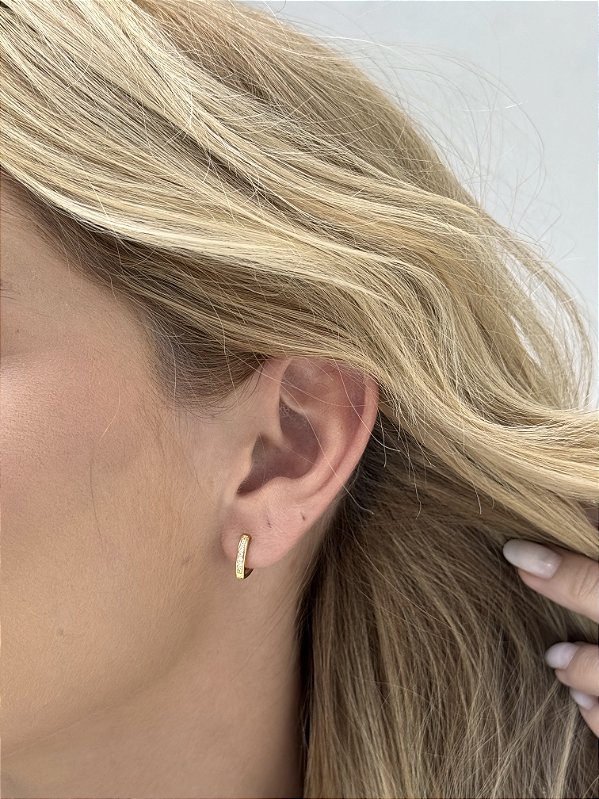 Brinco V zircônia • folheado a ouro