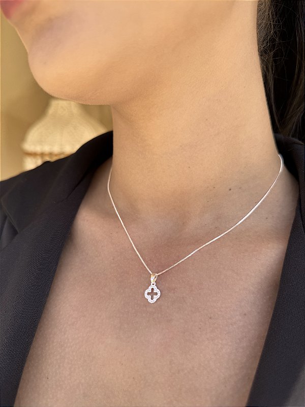 Colar trevo vazado zircônia • folheado a prata