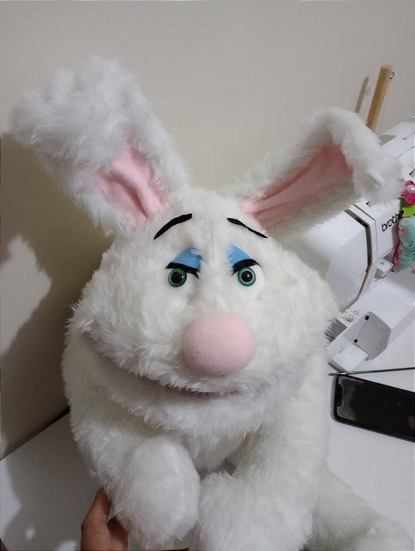 Fantoche coelho com hastes de manipulação