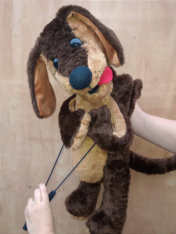 Fantoche cachorro com hastes de manipulação